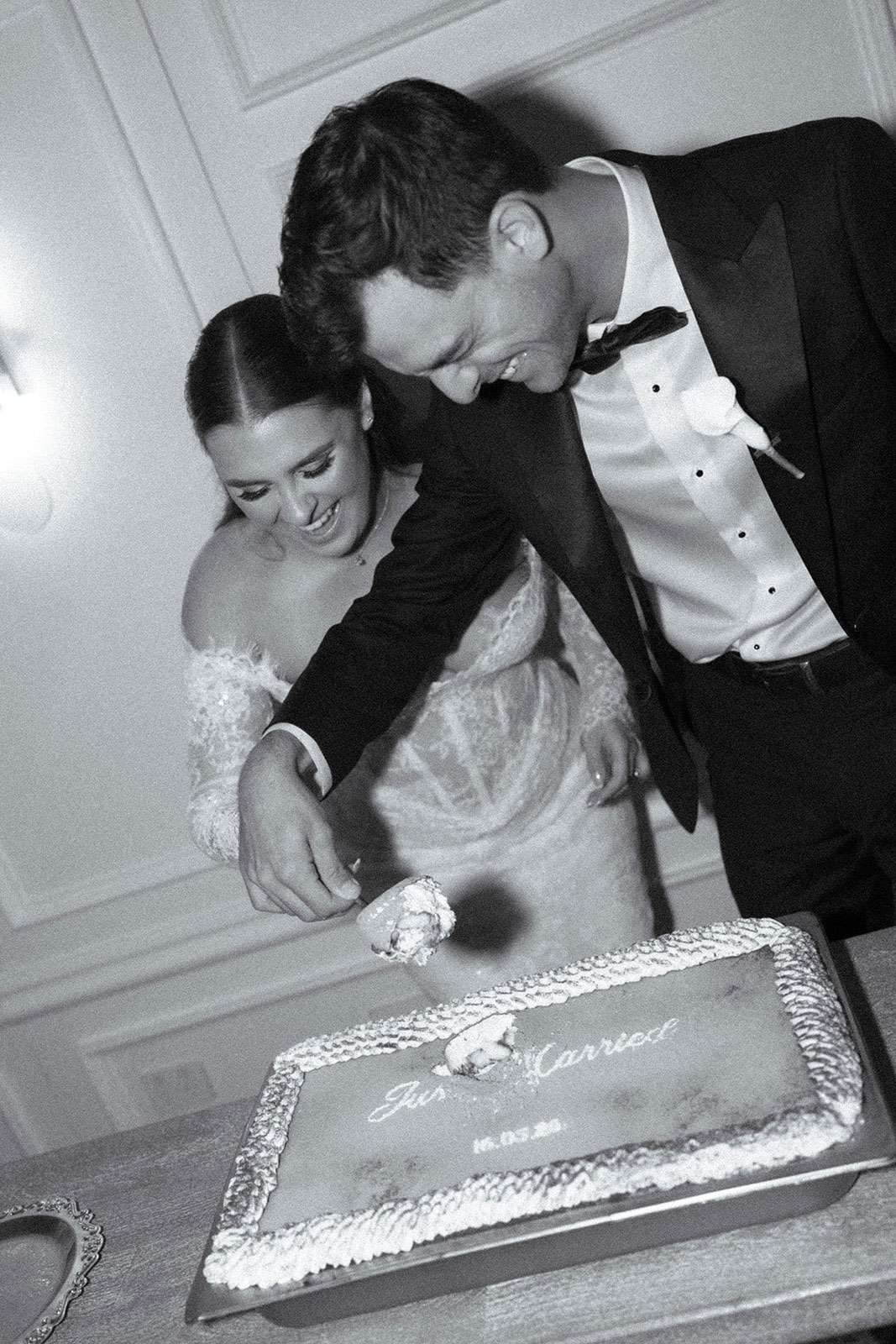 wedding couple and the wedding cake at Braeside Estate Gold Coast